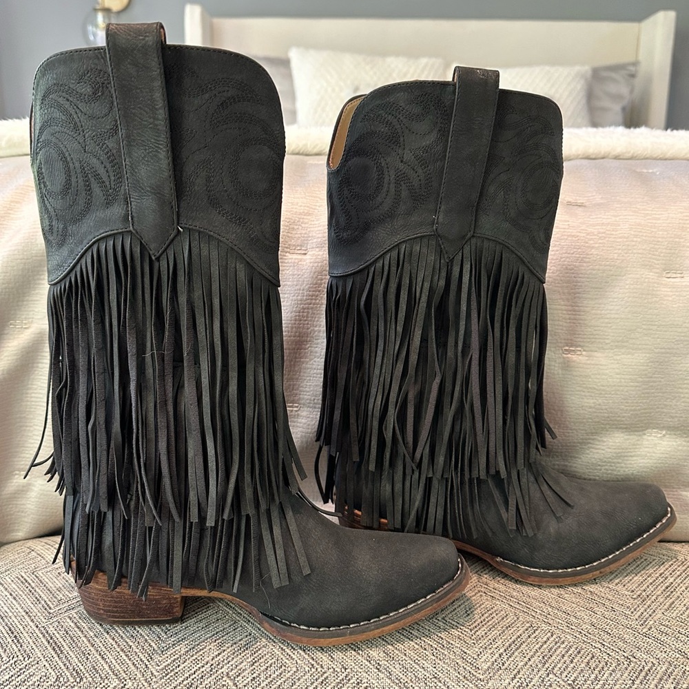 Cute fringe cowboy boots!